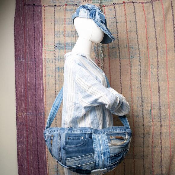 Upcycled handmade carhartt denim crescent bag - Picture 2 of 6